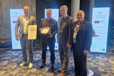 SKP Slovenija - Mitja Majzelj po prejemu nagrade s podzupanom, zupanom in Vinkom Curo, glavnim tajnikom MEF Perspektive, foto Lapego